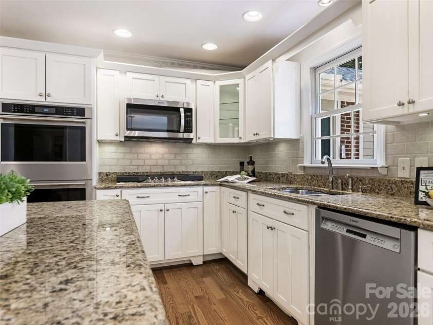 325 Stratfordshire Drive, Matthews, NC 28105.  MLS# CAR4399537, YatesRealty ID 36816. 