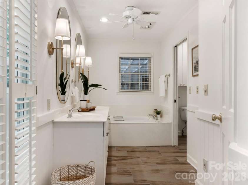 325 Stratfordshire Drive, Matthews, NC 28105.  MLS# CAR4399537, YatesRealty ID 36816. 