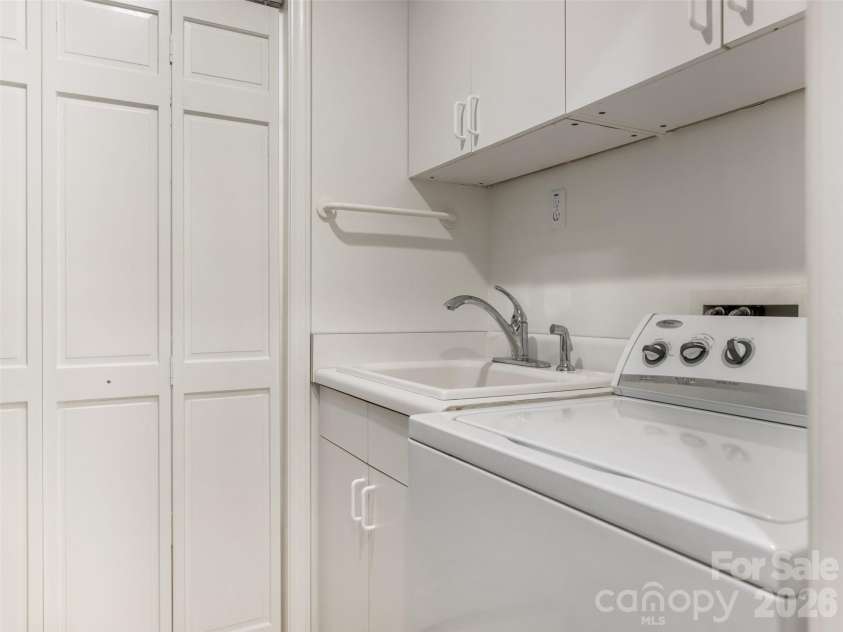 325 Stratfordshire Drive, Matthews, NC 28105.  MLS# CAR4399537, YatesRealty ID 36816. 