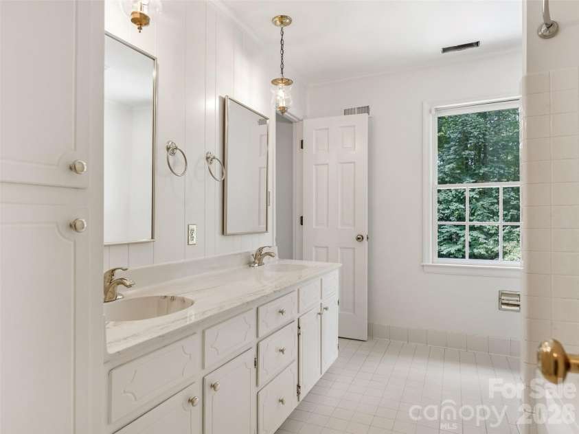 325 Stratfordshire Drive, Matthews, NC 28105.  MLS# CAR4399537, YatesRealty ID 36816. 