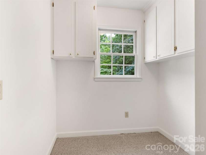 325 Stratfordshire Drive, Matthews, NC 28105.  MLS# CAR4399537, YatesRealty ID 36816. 