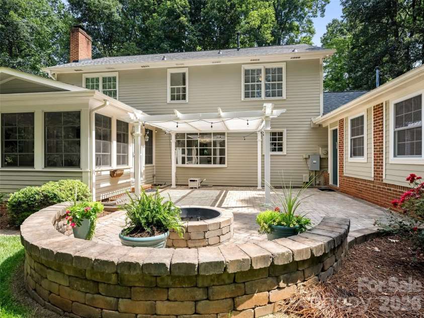 325 Stratfordshire Drive, Matthews, NC 28105.  MLS# CAR4399537, YatesRealty ID 36816. 