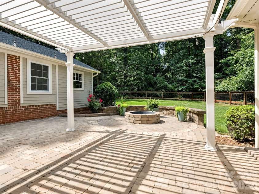 325 Stratfordshire Drive, Matthews, NC 28105.  MLS# CAR4399537, YatesRealty ID 36816. 