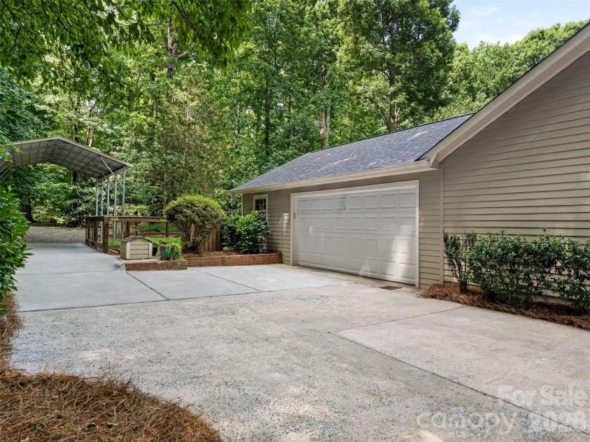 325 Stratfordshire Drive, Matthews, NC 28105.  MLS# CAR4399537, YatesRealty ID 36816. 