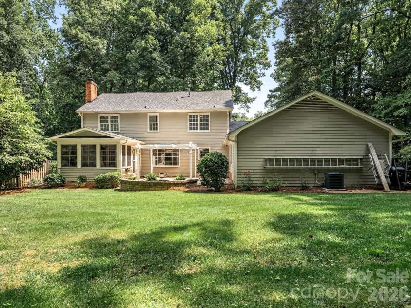325 Stratfordshire Drive, Matthews, NC 28105.  MLS# CAR4399537, YatesRealty ID 36816. 