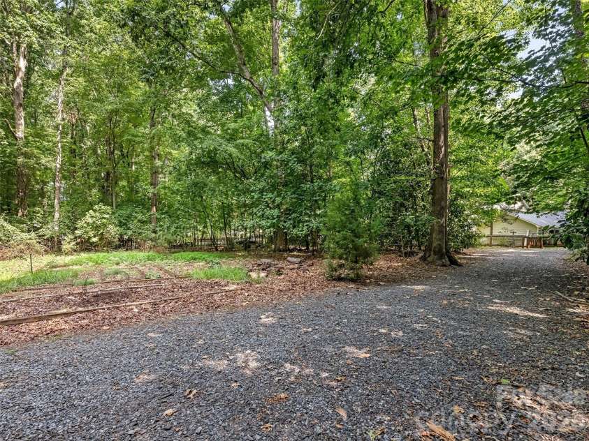 325 Stratfordshire Drive, Matthews, NC 28105.  MLS# CAR4399537, YatesRealty ID 36816. 