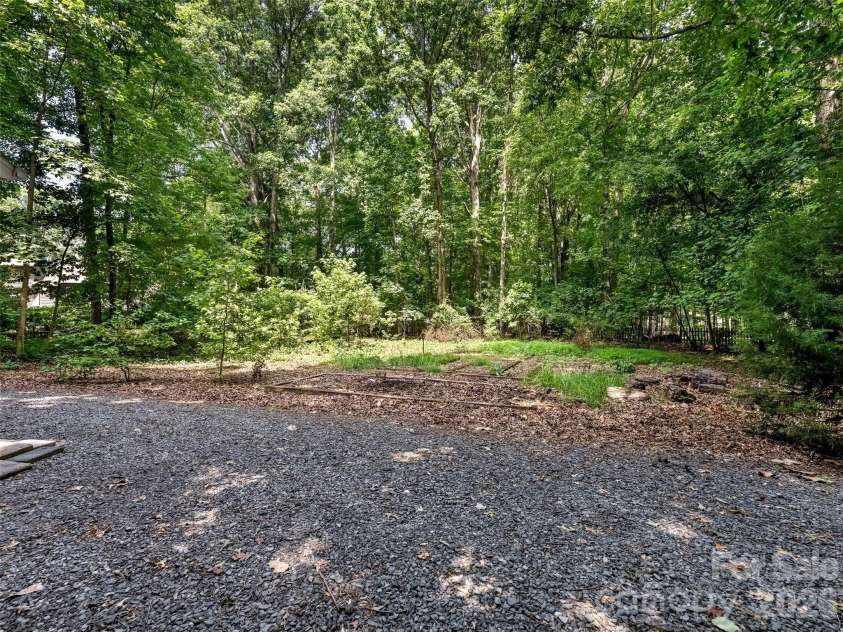 325 Stratfordshire Drive, Matthews, NC 28105.  MLS# CAR4399537, YatesRealty ID 36816. 