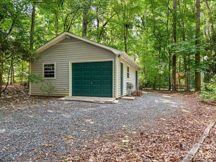325 Stratfordshire Drive, Matthews, NC 28105.  MLS# CAR4399537, YatesRealty ID 36816. 