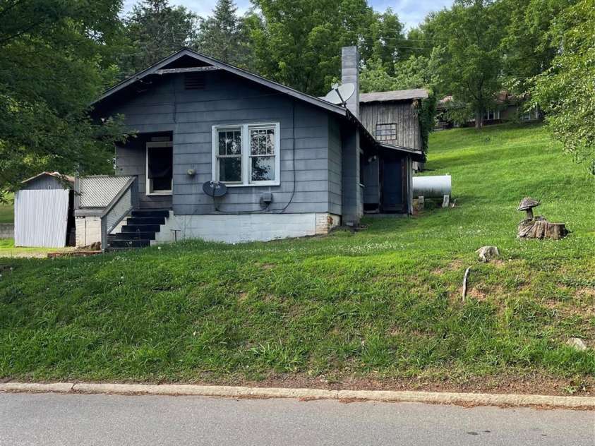 33 Holtzclaw Street, Canton, NC 28716.  MLS# CAR4401285, YatesRealty ID 36818. 