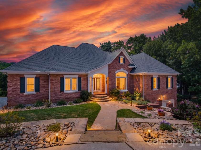 131 Point Of View Drive, Mooresville, NC 28117.  MLS# CAR4398658, YatesRealty ID 36819. 