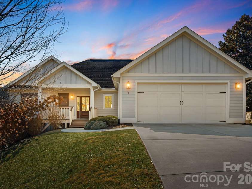 5 Magnolia Farms Drive, Asheville, NC 28806.  MLS# CAR4342638, YatesRealty ID 3682. 