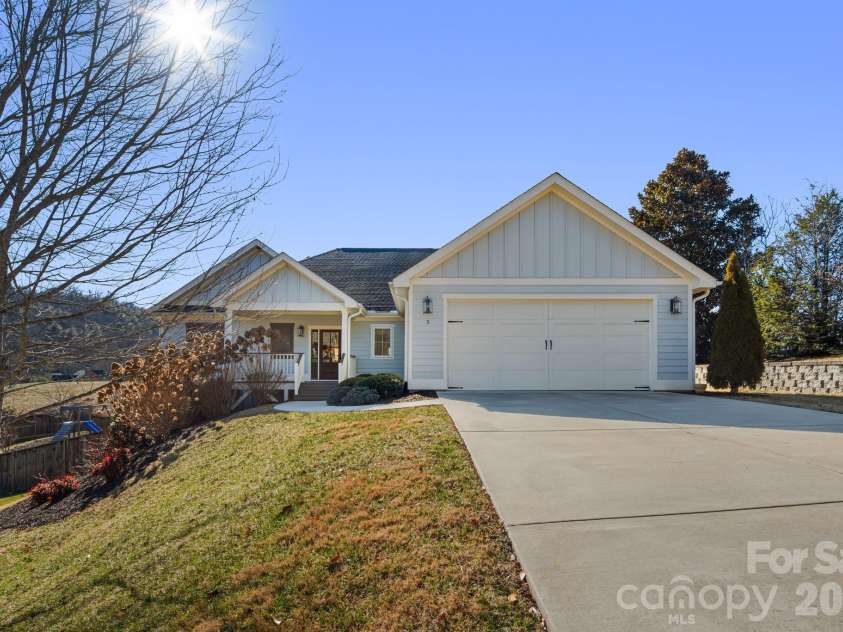 5 Magnolia Farms Drive, Asheville, NC 28806.  MLS# CAR4342638, YatesRealty ID 3682. 