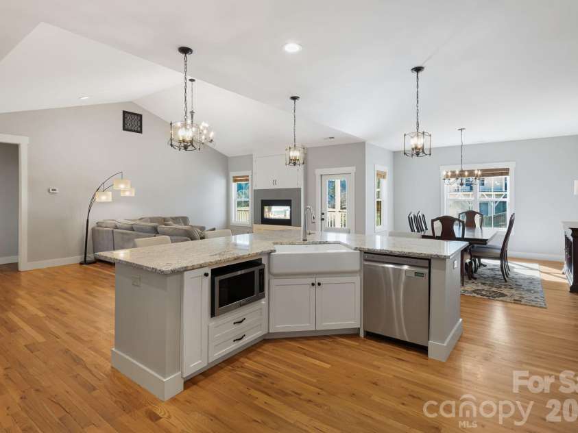 5 Magnolia Farms Drive, Asheville, NC 28806.  MLS# CAR4342638, YatesRealty ID 3682. 