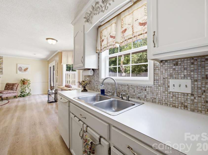 2498 Hawk Ridge Drive, Gastonia, NC 28056.  MLS# CAR4394789, YatesRealty ID 36820. 