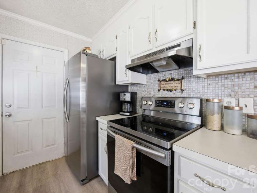 2498 Hawk Ridge Drive, Gastonia, NC 28056.  MLS# CAR4394789, YatesRealty ID 36820. 