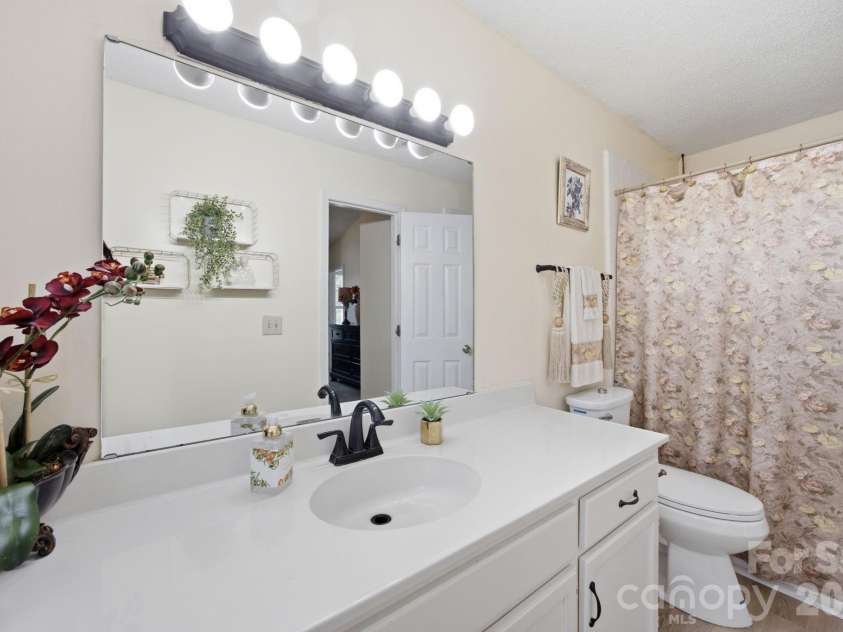 2498 Hawk Ridge Drive, Gastonia, NC 28056.  MLS# CAR4394789, YatesRealty ID 36820. 