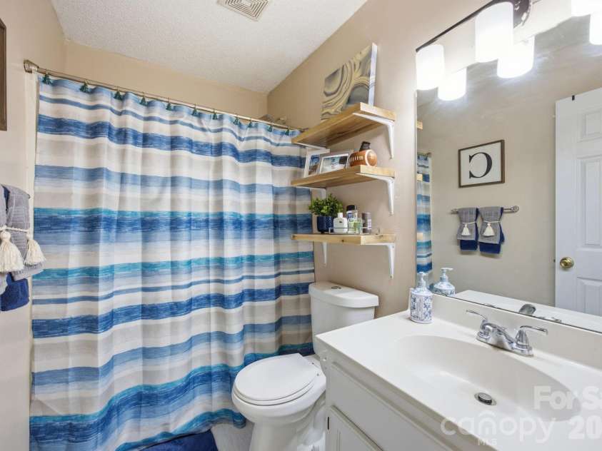 2498 Hawk Ridge Drive, Gastonia, NC 28056.  MLS# CAR4394789, YatesRealty ID 36820. 