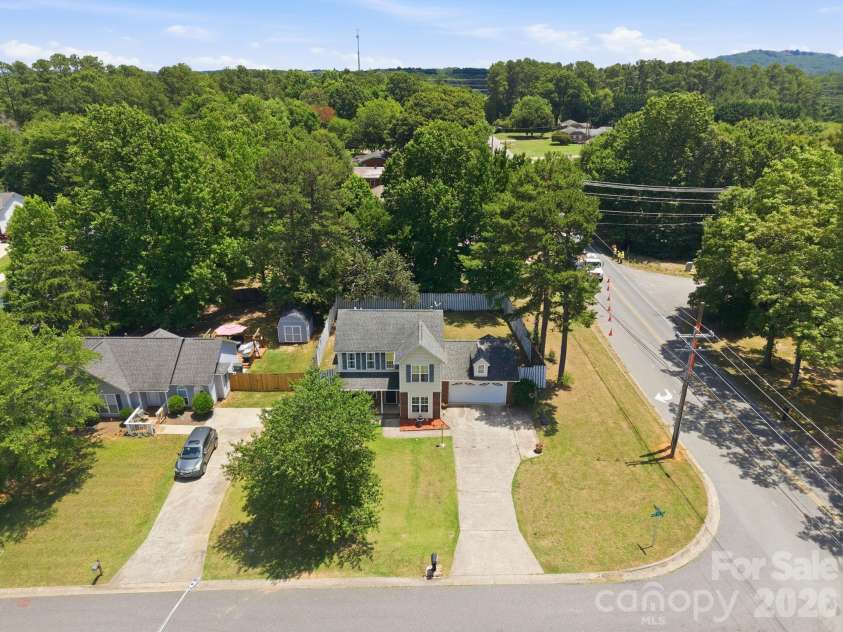 2498 Hawk Ridge Drive, Gastonia, NC 28056.  MLS# CAR4394789, YatesRealty ID 36820. 