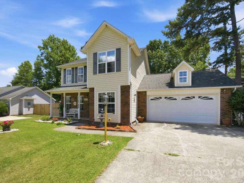 2498 Hawk Ridge Drive, Gastonia, NC 28056.  MLS# CAR4394789, YatesRealty ID 36820. 