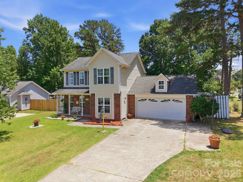 2498 Hawk Ridge Drive, Gastonia, NC 28056.  MLS# CAR4394789, YatesRealty ID 36820. 