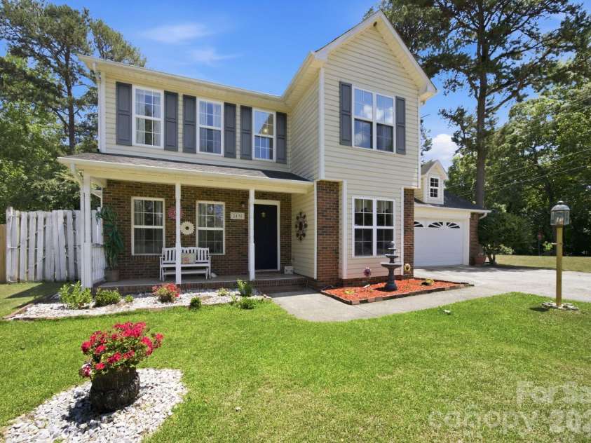2498 Hawk Ridge Drive, Gastonia, NC 28056.  MLS# CAR4394789, YatesRealty ID 36820. 
