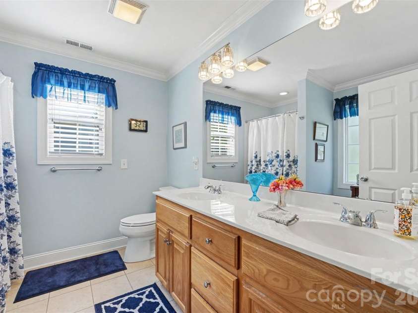 563 Marigold Drive, Kannapolis, NC 28083.  MLS# CAR4401895, YatesRealty ID 36828. 1st Floor Primary Bathroom