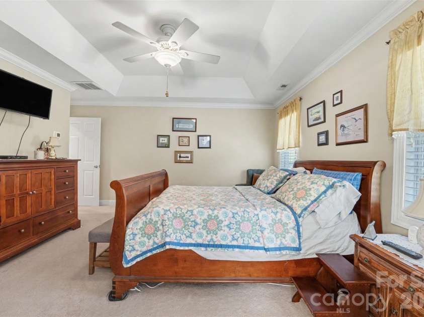 563 Marigold Drive, Kannapolis, NC 28083.  MLS# CAR4401895, YatesRealty ID 36828. 1st Floor Primary Bedroom