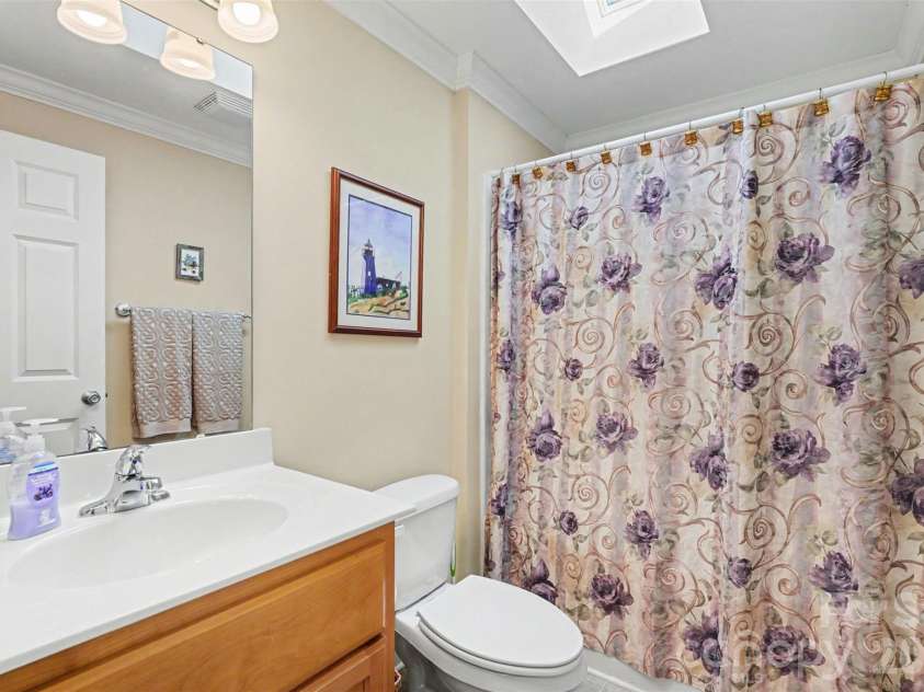 563 Marigold Drive, Kannapolis, NC 28083.  MLS# CAR4401895, YatesRealty ID 36828. 2nd Floor Primary Bathroom