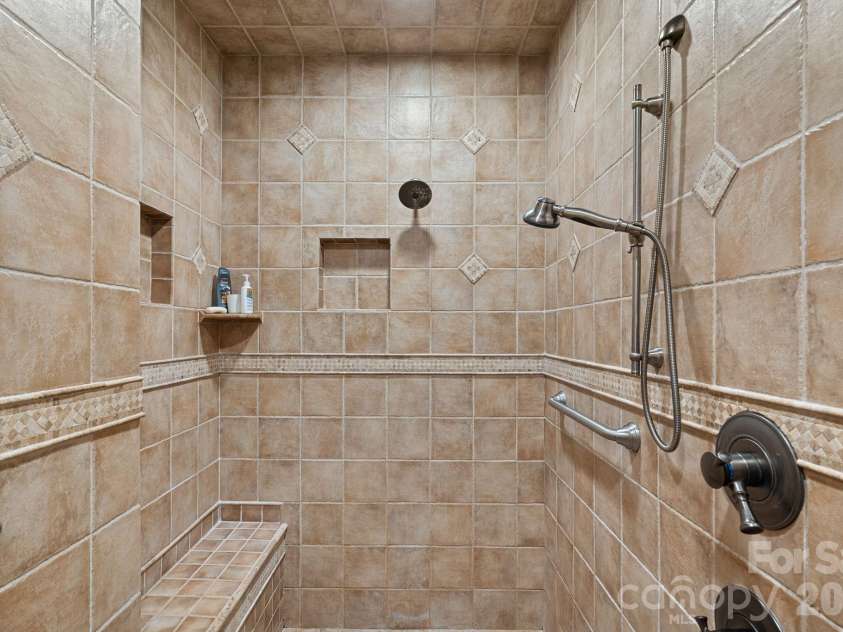 8056 Windsong Road, Denver, NC 28037.  MLS# CAR4338540, YatesRealty ID 3683. Primary en-suite with dual vanities, jetted tub, large walk-in shower, and walk-in closet.