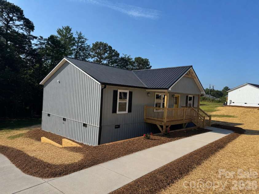 2047 Bailey Drive, Hickory, NC 28601.  MLS# CAR4398528, YatesRealty ID 36830. 
