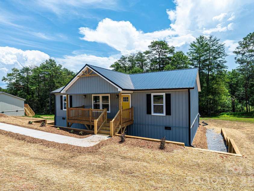2047 Bailey Drive, Hickory, NC 28601.  MLS# CAR4398528, YatesRealty ID 36830. 