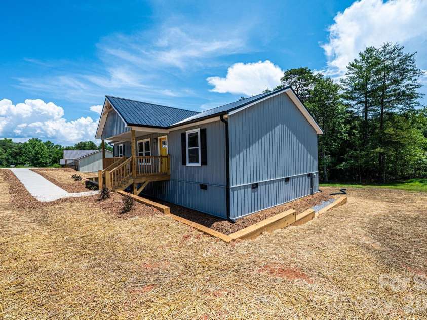 2047 Bailey Drive, Hickory, NC 28601.  MLS# CAR4398528, YatesRealty ID 36830. 