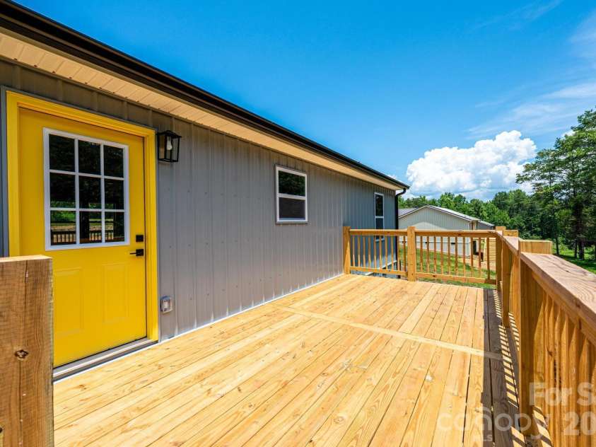 2047 Bailey Drive, Hickory, NC 28601.  MLS# CAR4398528, YatesRealty ID 36830. 