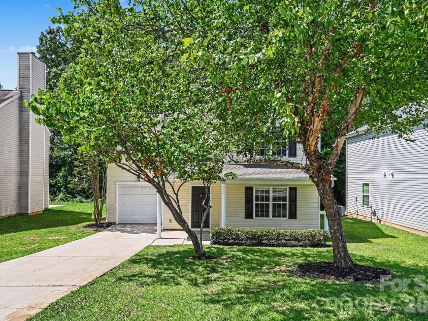 8621 Berrybrook Lane, Charlotte, NC 28269.  MLS# CAR4392786, YatesRealty ID 36832. 