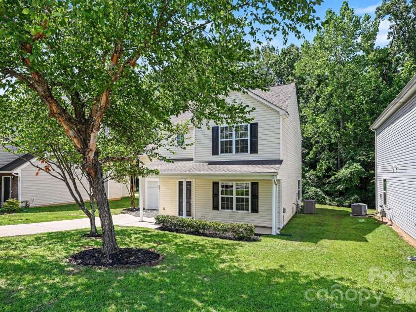 8621 Berrybrook Lane, Charlotte, NC 28269.  MLS# CAR4392786, YatesRealty ID 36832. 