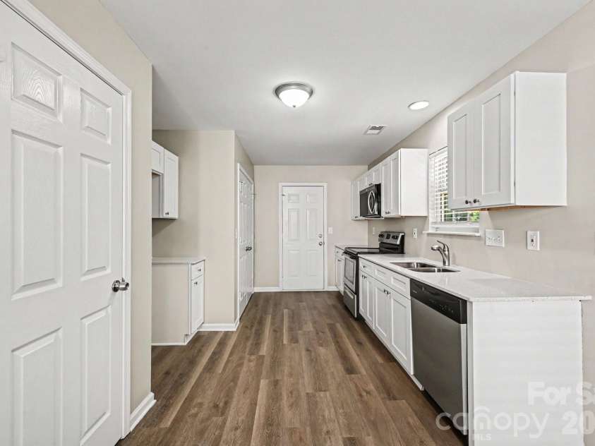 8621 Berrybrook Lane, Charlotte, NC 28269.  MLS# CAR4392786, YatesRealty ID 36832. 
