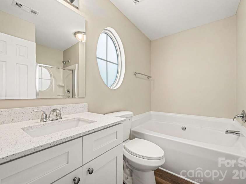 8621 Berrybrook Lane, Charlotte, NC 28269.  MLS# CAR4392786, YatesRealty ID 36832. 