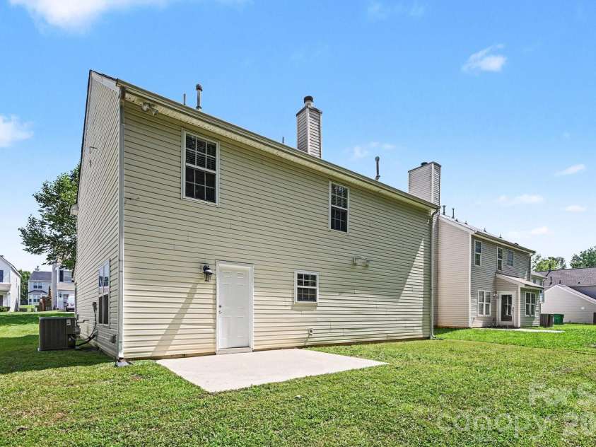 8621 Berrybrook Lane, Charlotte, NC 28269.  MLS# CAR4392786, YatesRealty ID 36832. 