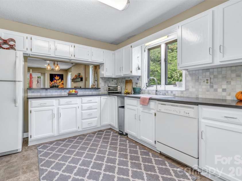 117 Pebble Creek Drive, Asheville, NC 28803.  MLS# CAR4400898, YatesRealty ID 36834. 