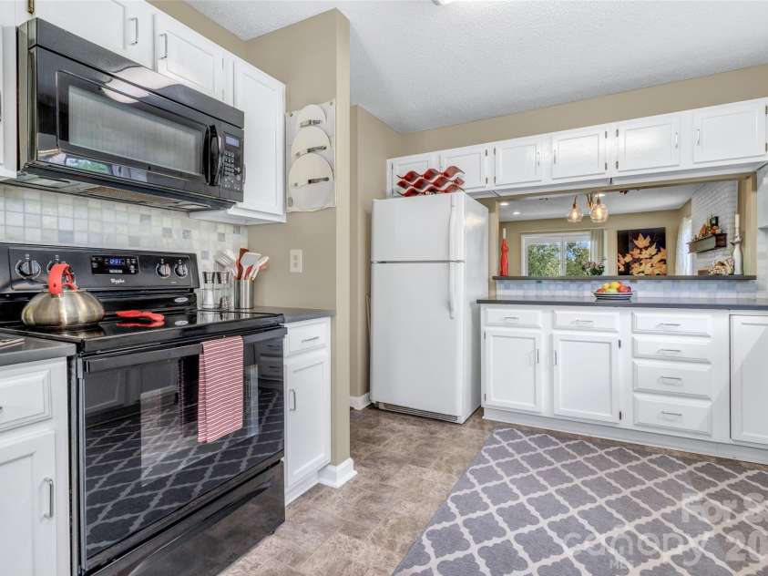 117 Pebble Creek Drive, Asheville, NC 28803.  MLS# CAR4400898, YatesRealty ID 36834. 