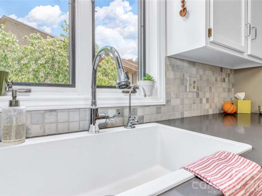 117 Pebble Creek Drive, Asheville, NC 28803.  MLS# CAR4400898, YatesRealty ID 36834. 