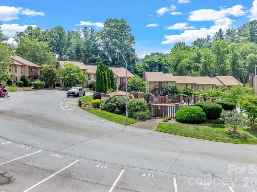 117 Pebble Creek Drive, Asheville, NC 28803.  MLS# CAR4400898, YatesRealty ID 36834. 