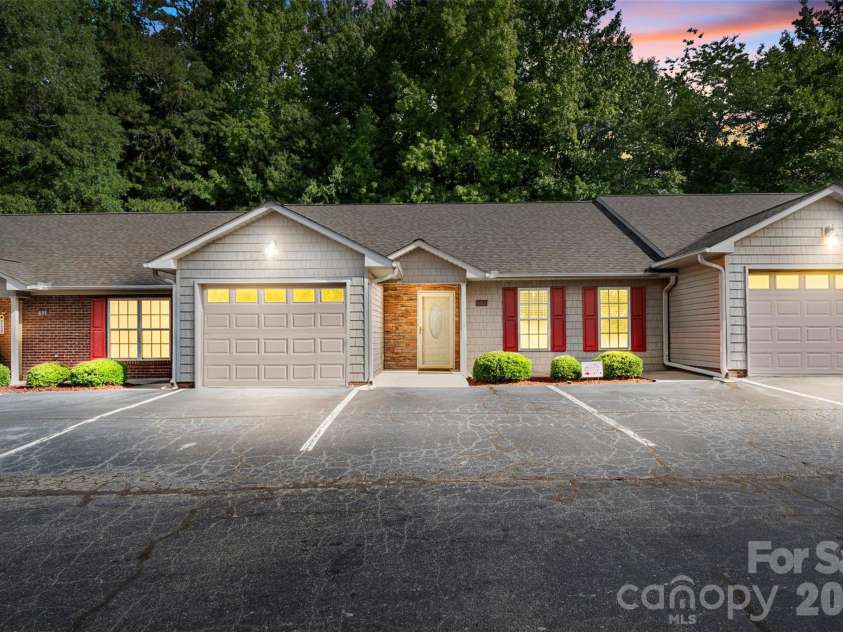 402 Pinefield Place, Thomasville, NC 27360.  MLS# CAR4395012, YatesRealty ID 36837. 