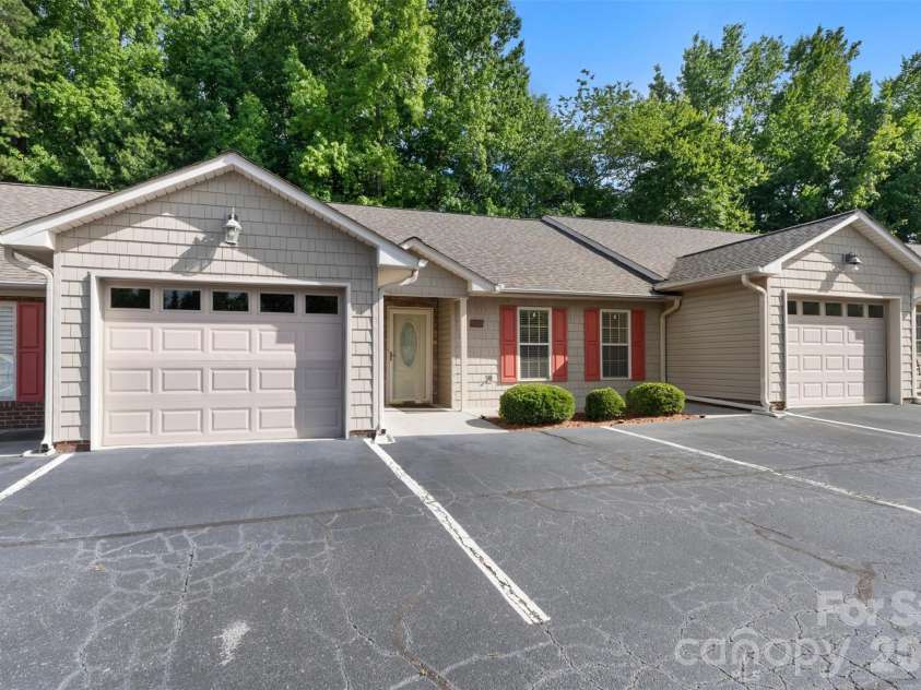 402 Pinefield Place, Thomasville, NC 27360.  MLS# CAR4395012, YatesRealty ID 36837. 