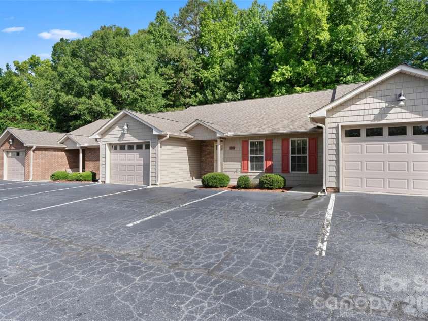 402 Pinefield Place, Thomasville, NC 27360.  MLS# CAR4395012, YatesRealty ID 36837. 