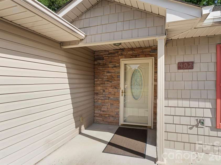 402 Pinefield Place, Thomasville, NC 27360.  MLS# CAR4395012, YatesRealty ID 36837. 