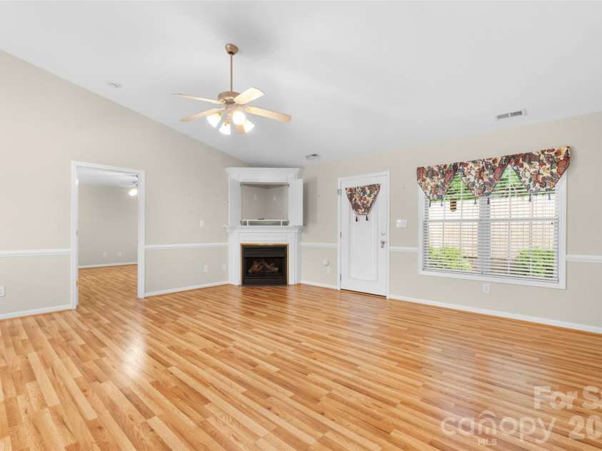 402 Pinefield Place, Thomasville, NC 27360.  MLS# CAR4395012, YatesRealty ID 36837. 