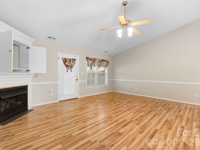 402 Pinefield Place, Thomasville, NC 27360.  MLS# CAR4395012, YatesRealty ID 36837. 