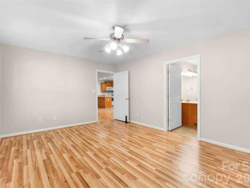 402 Pinefield Place, Thomasville, NC 27360.  MLS# CAR4395012, YatesRealty ID 36837. 