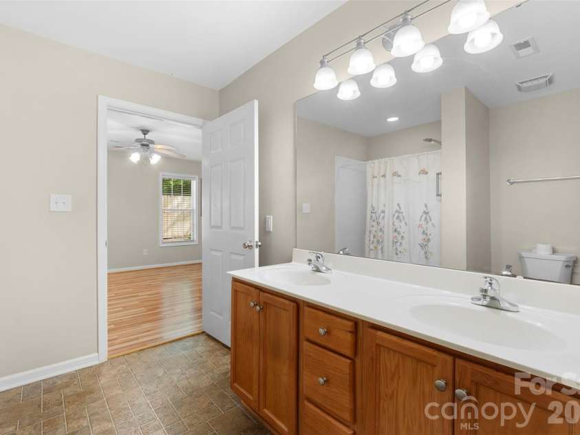402 Pinefield Place, Thomasville, NC 27360.  MLS# CAR4395012, YatesRealty ID 36837. 